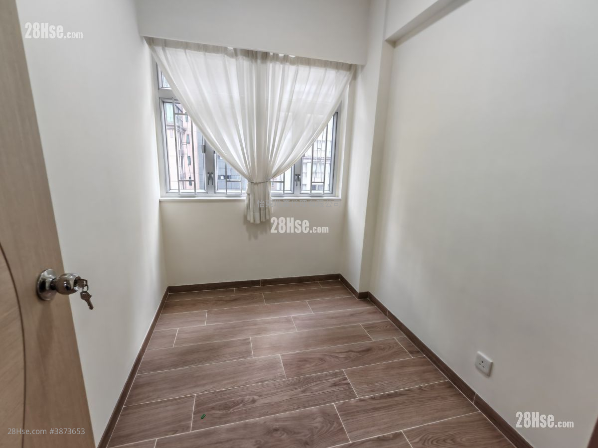 Hennessy Road Court Rental 2 Bedrooms , 1 Bathroom 366 ft² ( 34.0 m² )