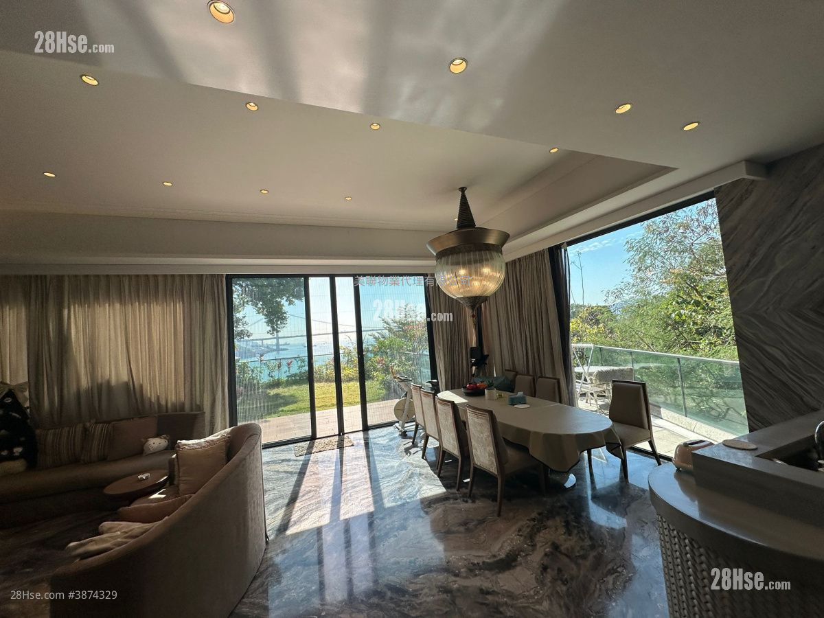 living room: Deauville Sell 4,155 ft² ( 386.0 m² )
