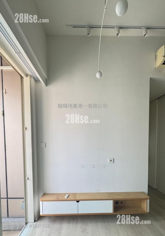 One New York 售盘 3 房 , 1 浴室 467 平方尺 ( 43.4 平方米 )