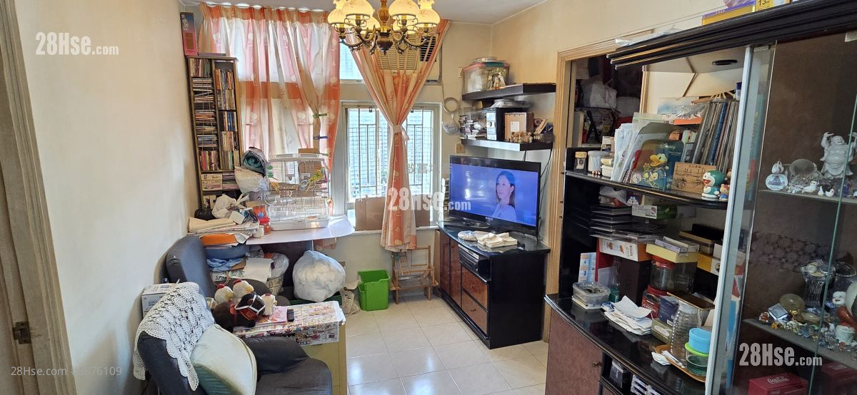 Kwai Yin Court Sell 2 Bedrooms , 1 Bathroom 401 ft² ( 37.3 m² )