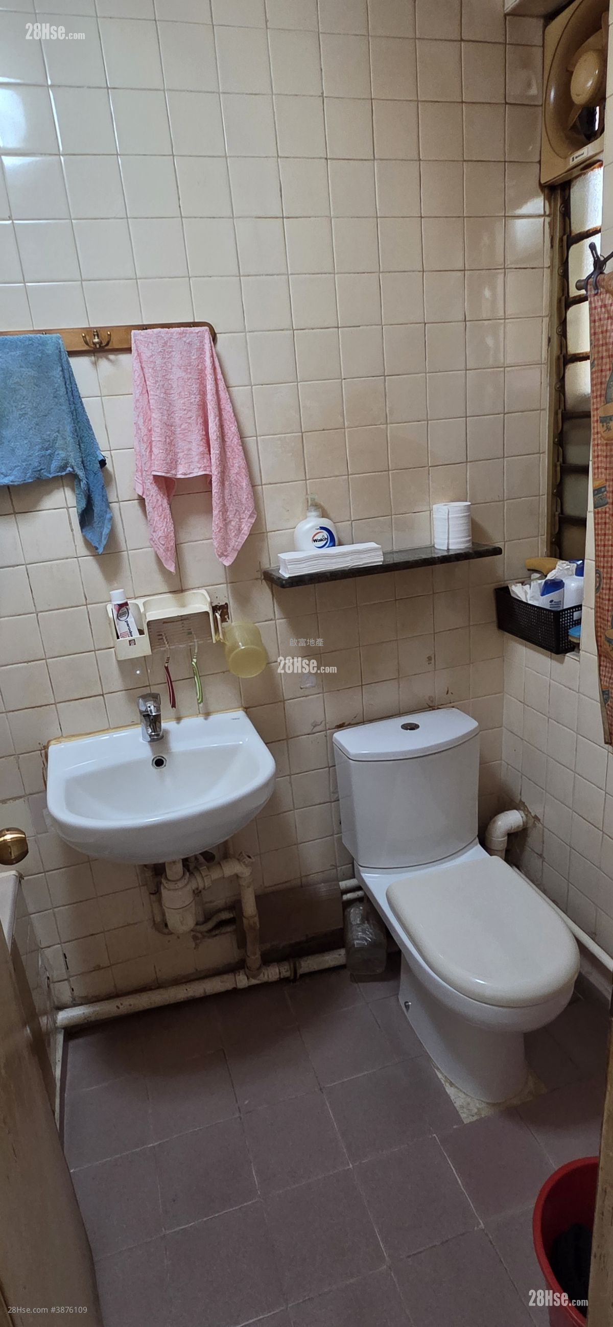 Kwai Yin Court Sell 2 Bedrooms , 1 Bathroom 401 ft² ( 37.3 m² )