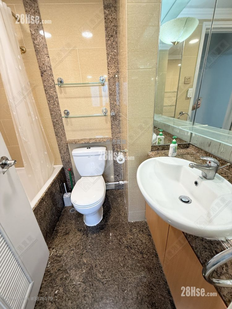 bathroom: Hampton Place Rental 2 Bedrooms , 1 Bathroom 440 ft² ( 40.9 m² )
