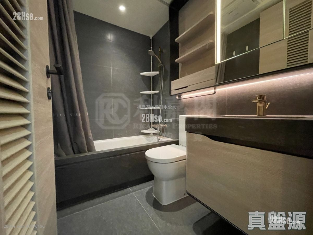 bathroom: Fleur Pavilia Sell 2 Bedrooms 605 ft² ( 56.2 m² )