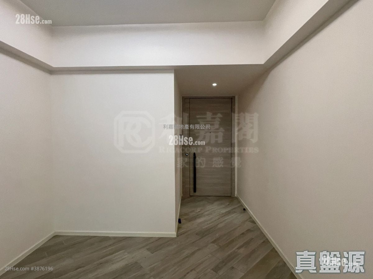 living room: Fleur Pavilia Sell 2 Bedrooms 605 ft² ( 56.2 m² )