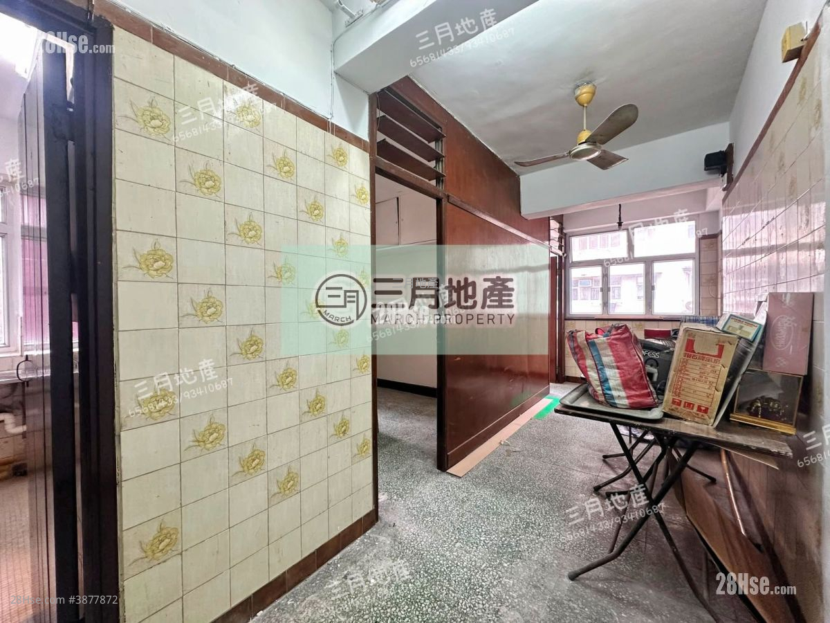 living room: Wing Wah Building Sell 2 Bedrooms , 1 Bathroom 375 ft² ( 34.8 m² )