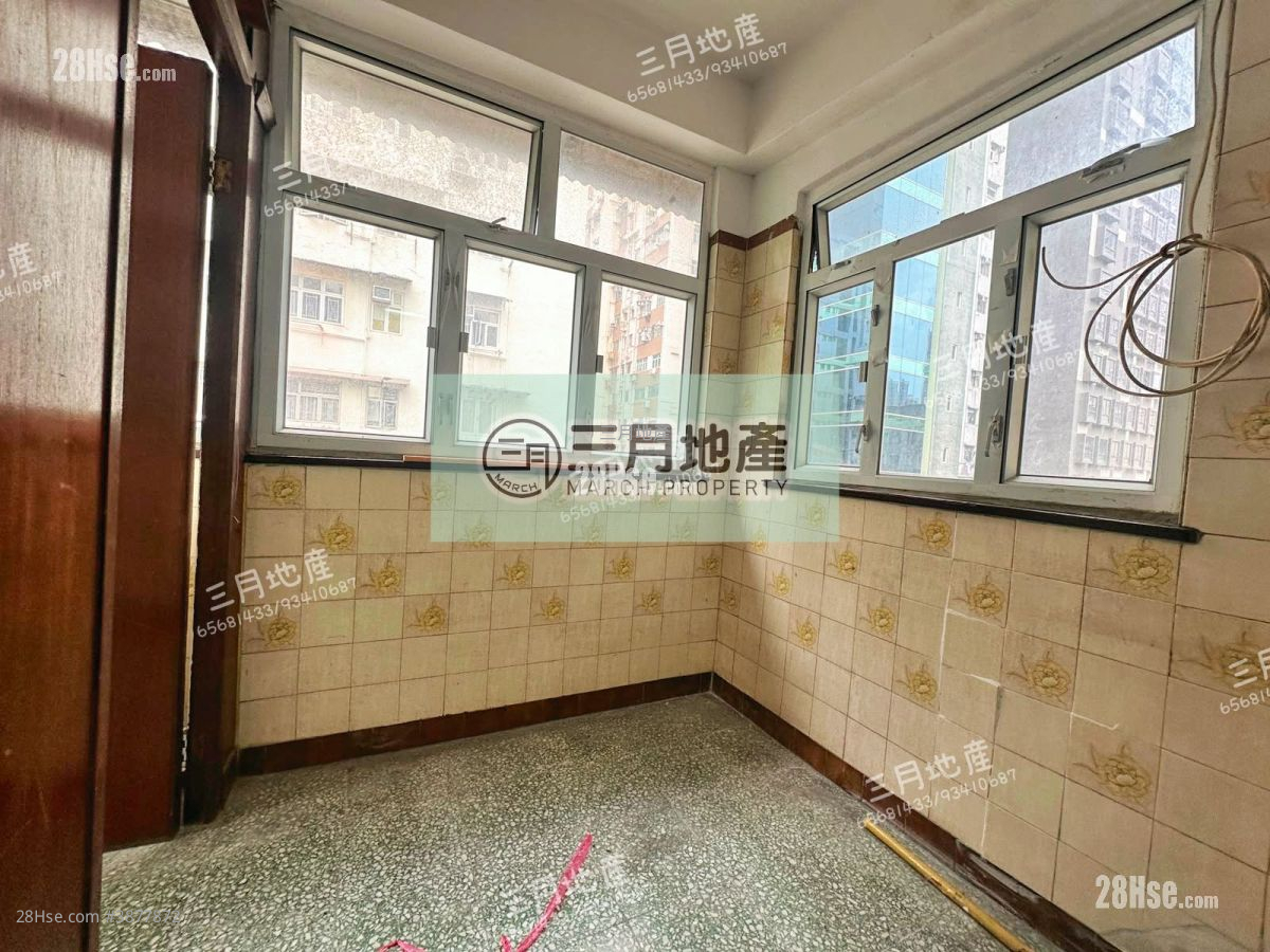 living room: Wing Wah Building Sell 2 Bedrooms , 1 Bathroom 375 ft² ( 34.8 m² )