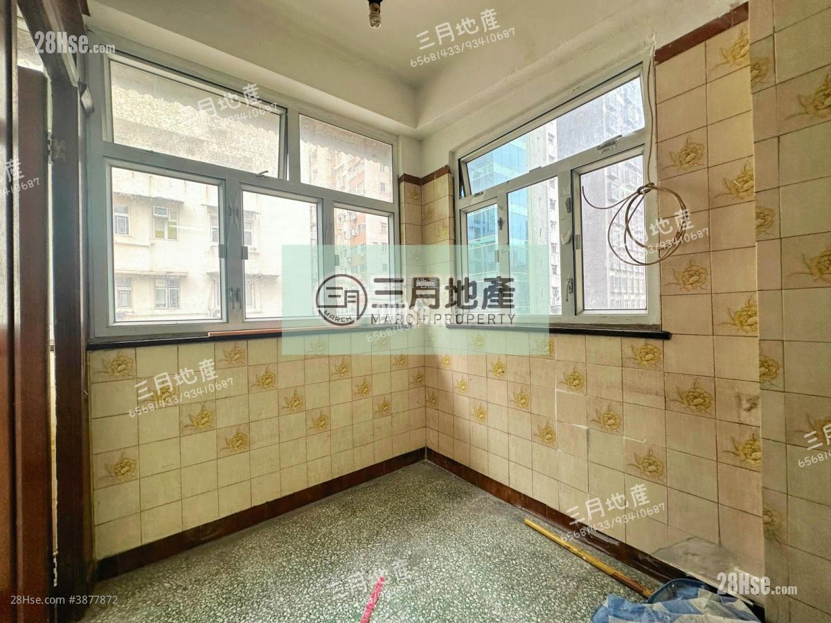 living room: Wing Wah Building Sell 2 Bedrooms , 1 Bathroom 375 ft² ( 34.8 m² )