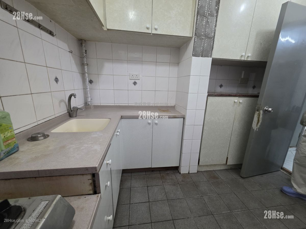 Choi Fung Court Sell 3 Bedrooms 601 ft² ( 55.8 m² )