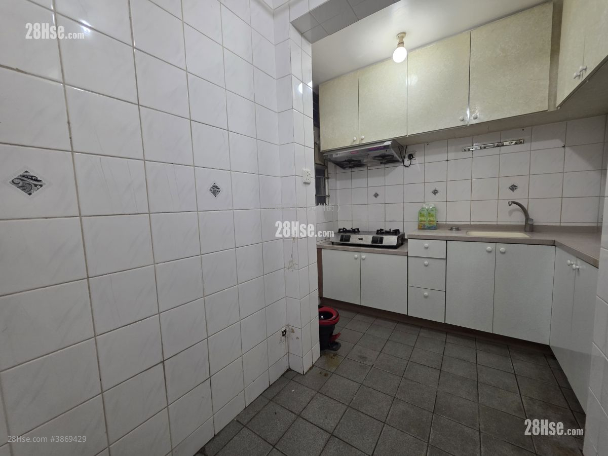 Choi Fung Court Sell 3 Bedrooms 601 ft² ( 55.8 m² )