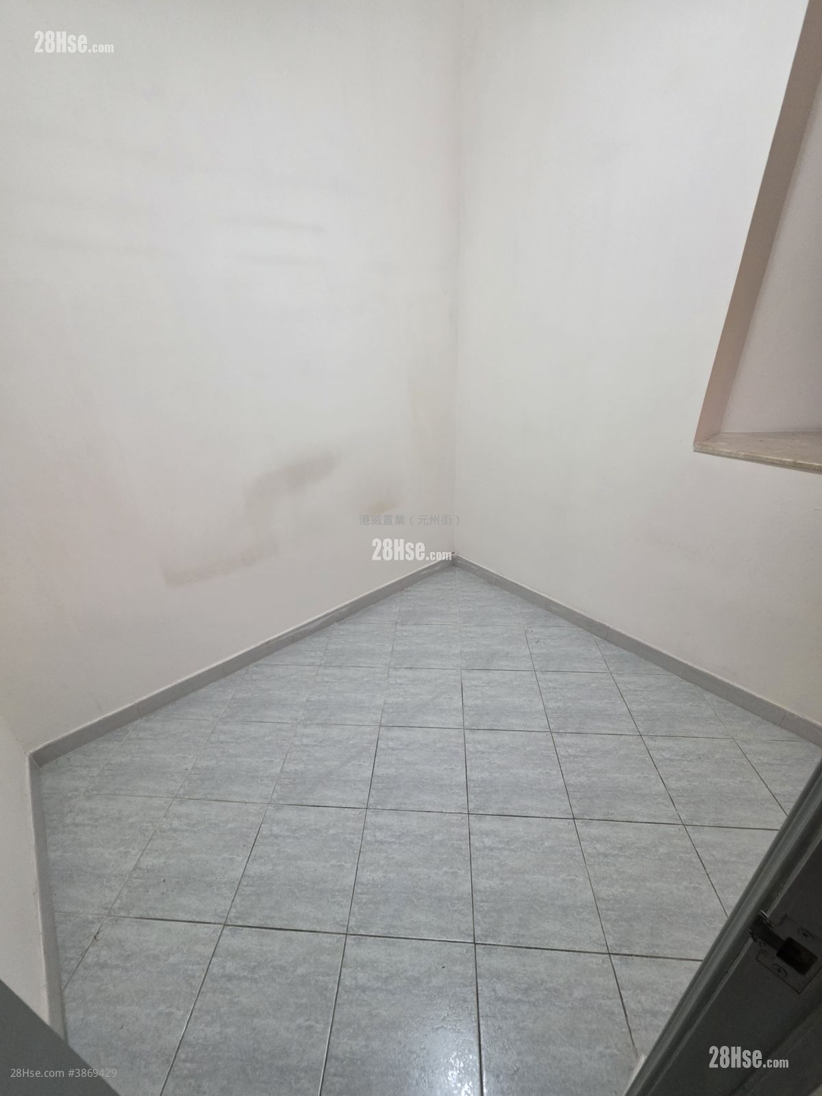 Choi Fung Court Sell 3 Bedrooms 601 ft² ( 55.8 m² )