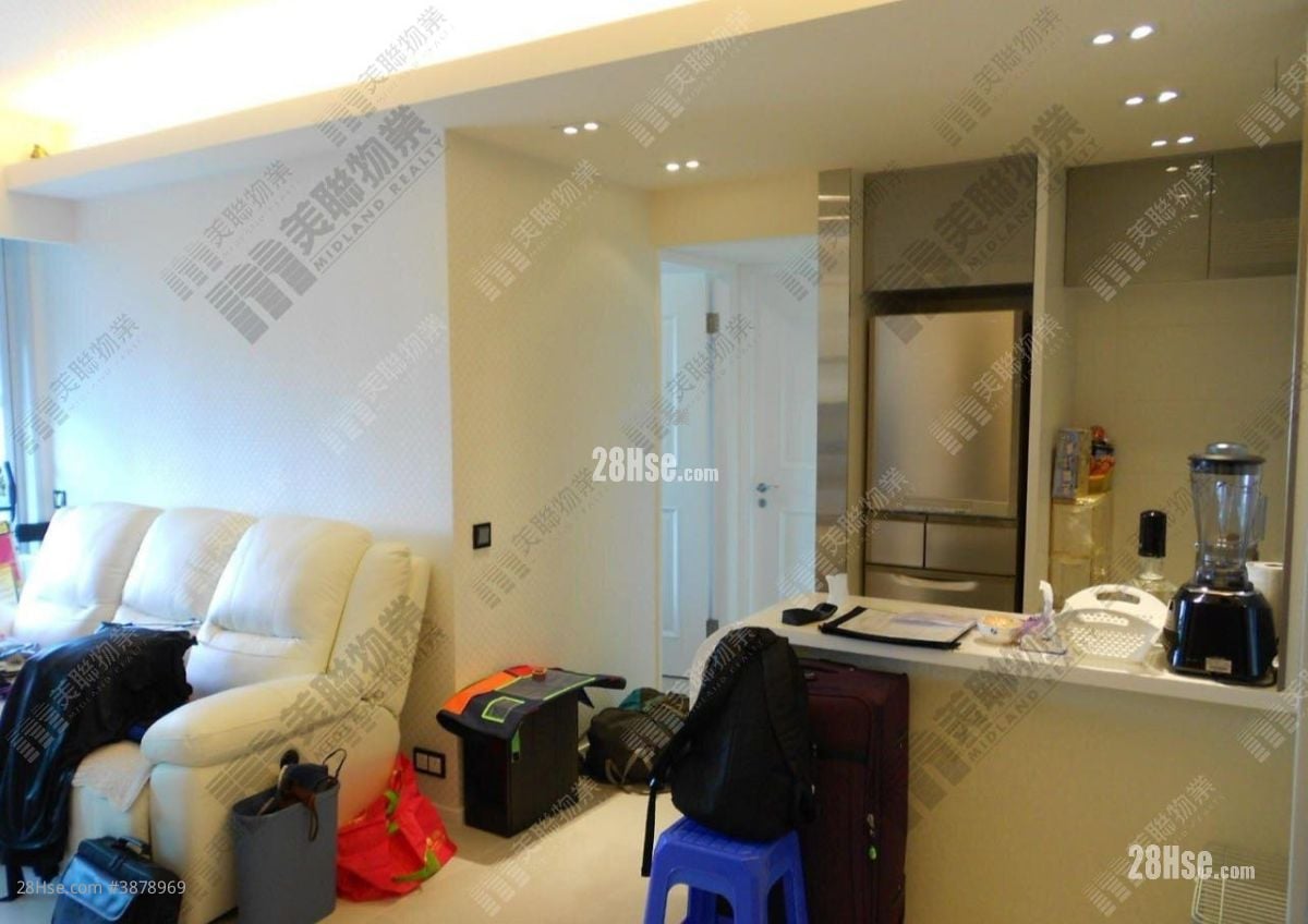 living room: Metro Town Sell 3 Bedrooms , 2 Bathrooms 678 ft² ( 63.0 m² )
