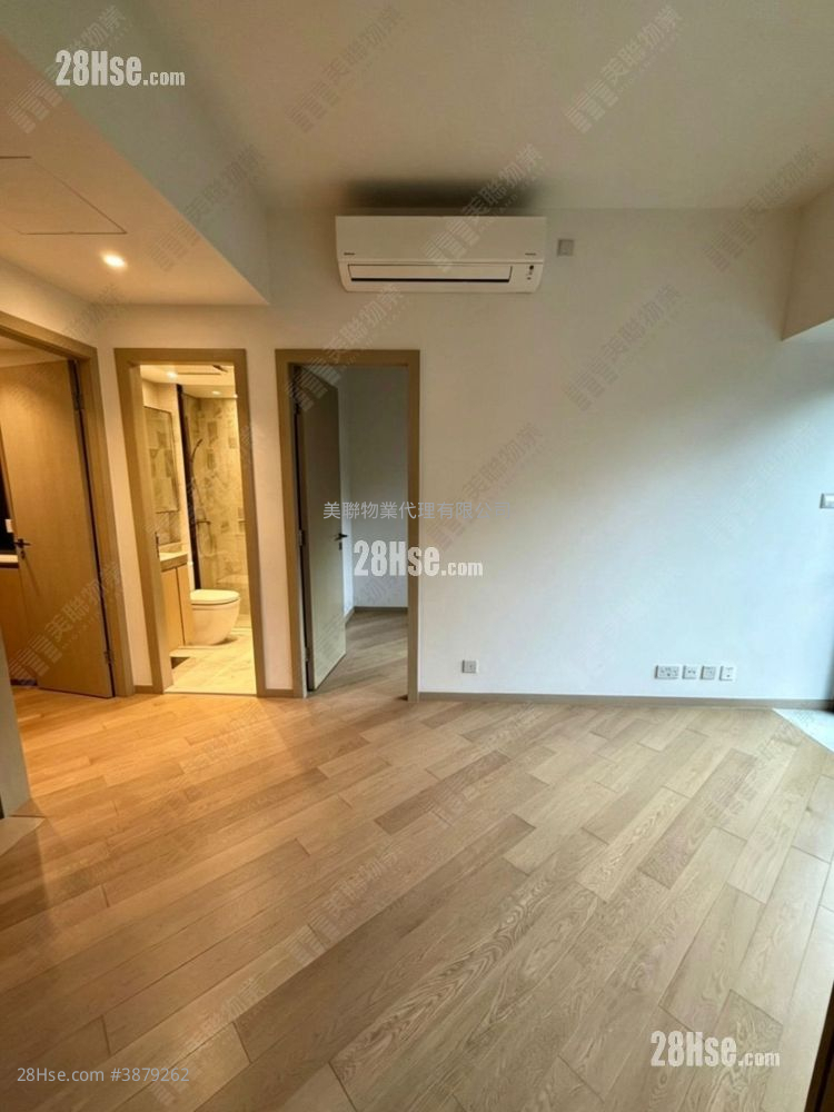 living room: Mount Regency Sell 2 Bedrooms 413 ft² ( 38.4 m² )