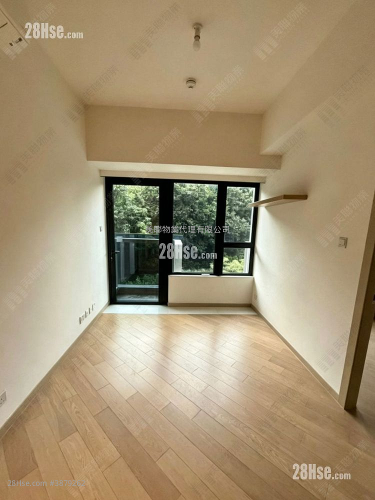 living room: Mount Regency Sell 2 Bedrooms 413 ft² ( 38.4 m² )