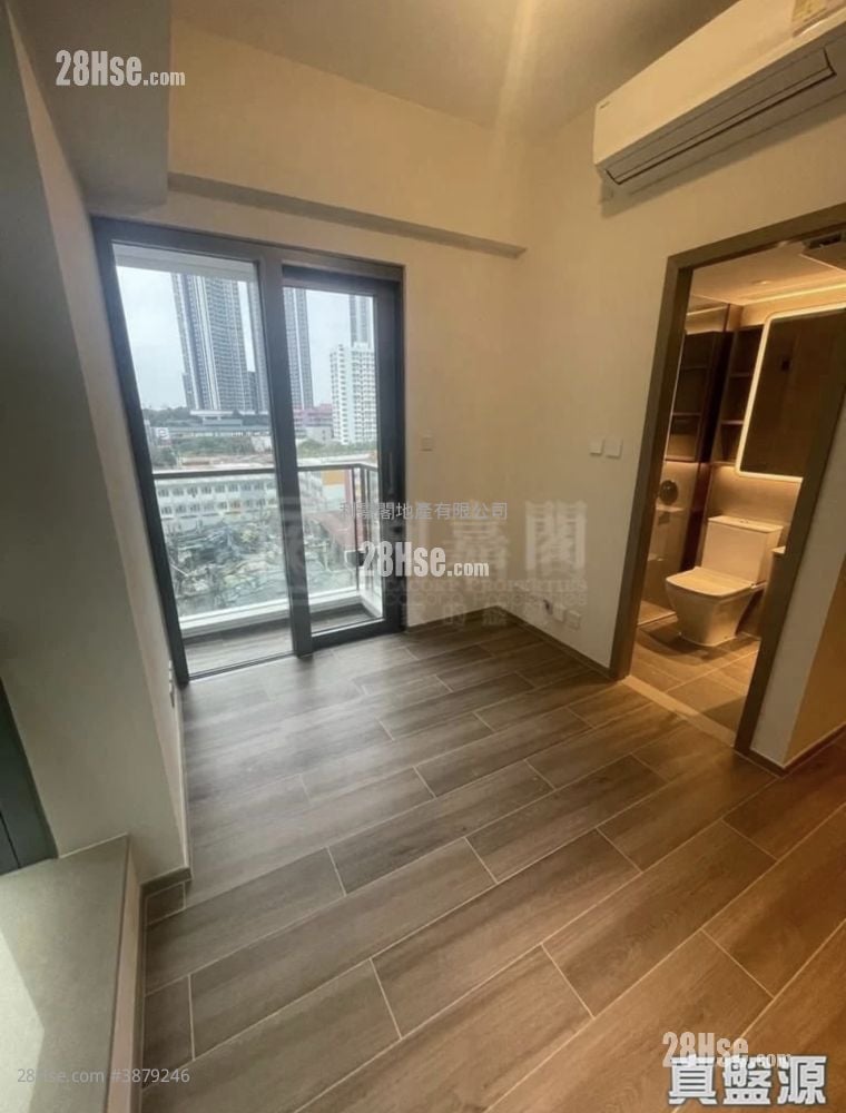 living room: The Vim Sell 1 Bathroom 199 ft² ( 18.5 m² )