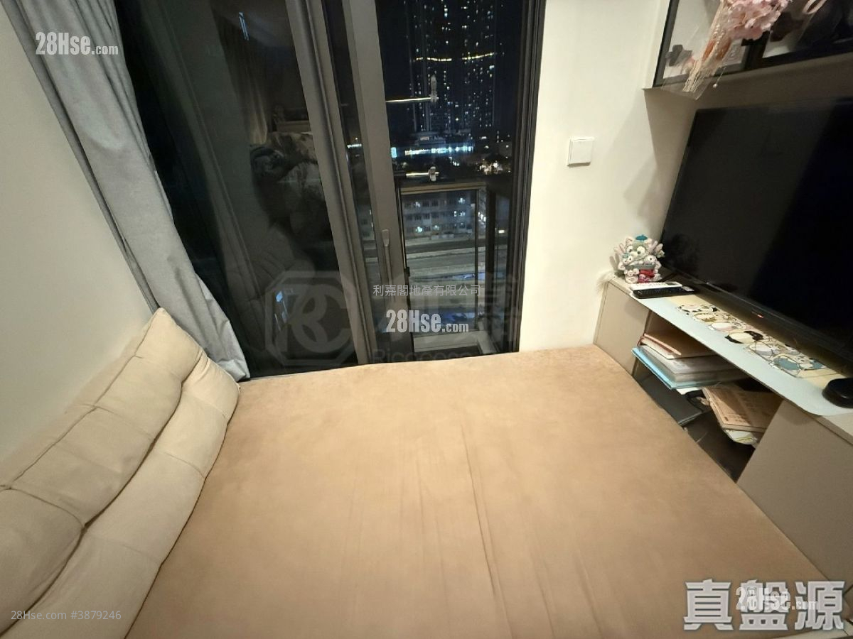living room: The Vim Sell 1 Bathroom 199 ft² ( 18.5 m² )