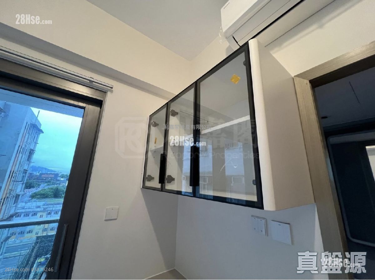 living room: The Vim Sell 1 Bathroom 199 ft² ( 18.5 m² )