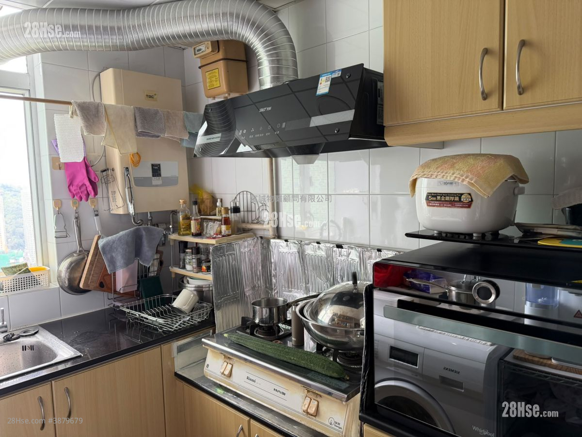 Hong Pak Court Sell 3 Bedrooms , 1 Bathroom 401 ft² ( 37.3 m² )