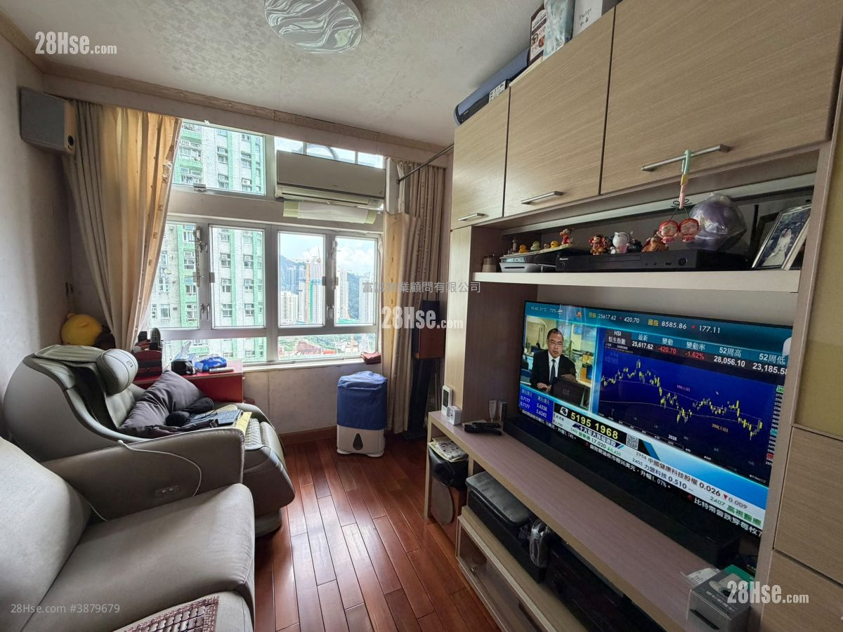 Hong Pak Court Sell 3 Bedrooms , 1 Bathroom 401 ft² ( 37.3 m² )