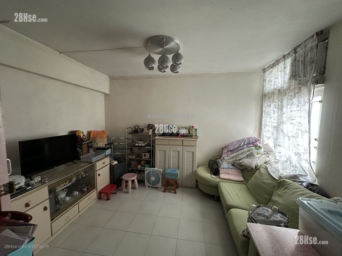 Hong Pak Court Sell 3 Bedrooms , 1 Bathroom 401 ft² ( 37.3 m² )