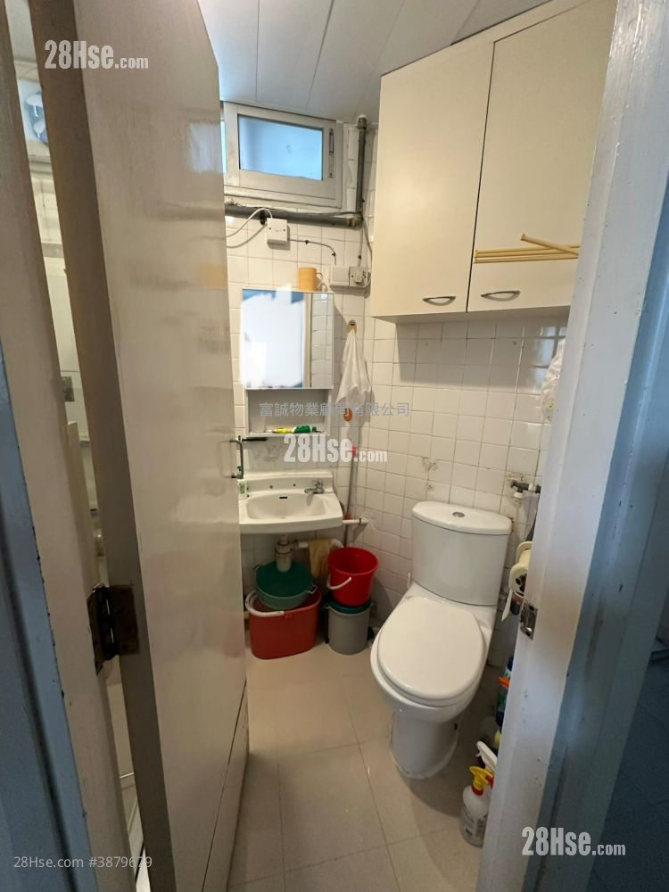 Hong Pak Court Sell 3 Bedrooms , 1 Bathroom 401 ft² ( 37.3 m² )