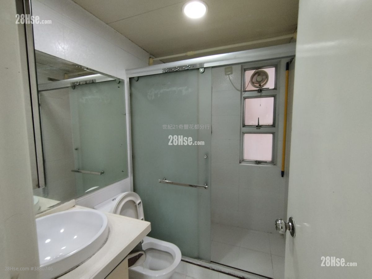 Flora Plaza Rental 3 Bedrooms , 1 Bathroom 526 ft² ( 48.9 m² )
