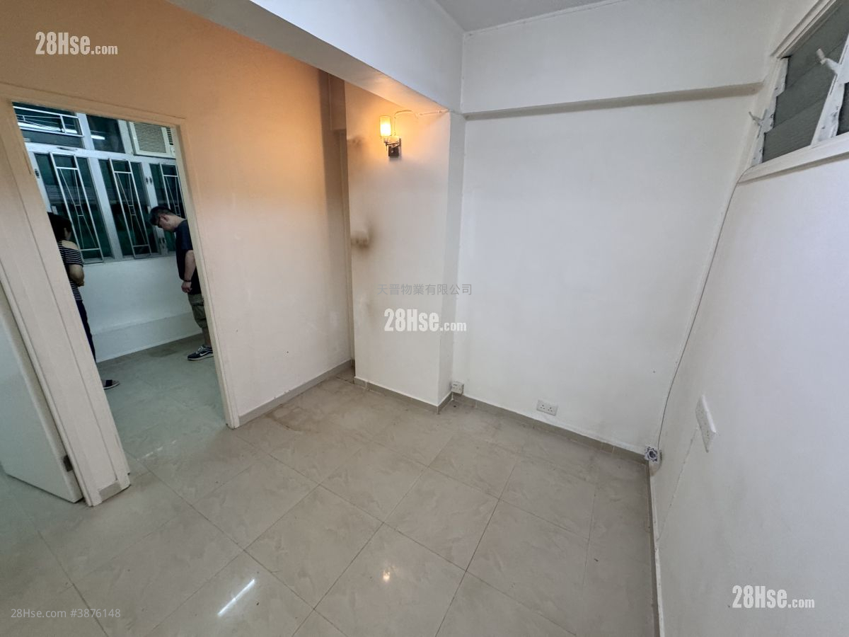 United Building Sell 2 Bedrooms , 1 Bathroom 278 ft² ( 25.8 m² )