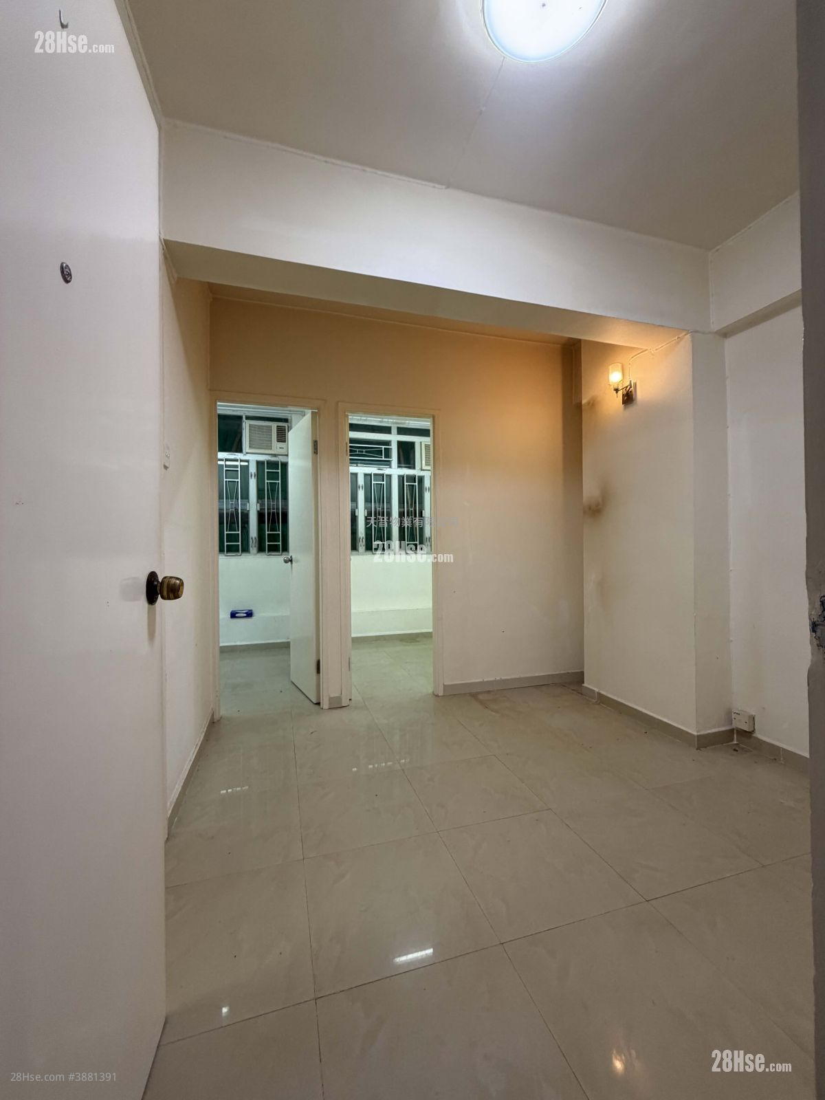 United Building Sell 2 Bedrooms , 1 Bathroom 278 ft² ( 25.8 m² )