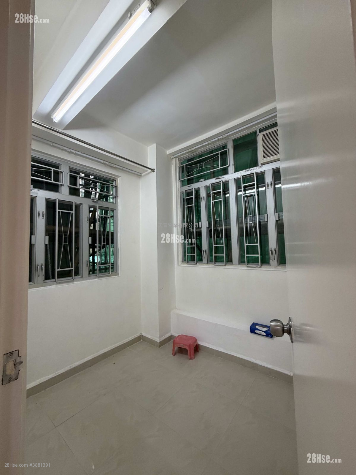 United Building Sell 2 Bedrooms , 1 Bathroom 278 ft² ( 25.8 m² )