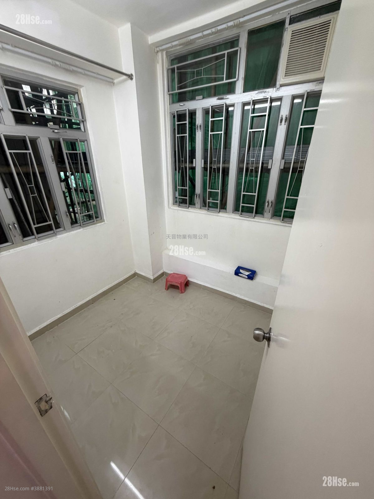 United Building Sell 2 Bedrooms , 1 Bathroom 278 ft² ( 25.8 m² )