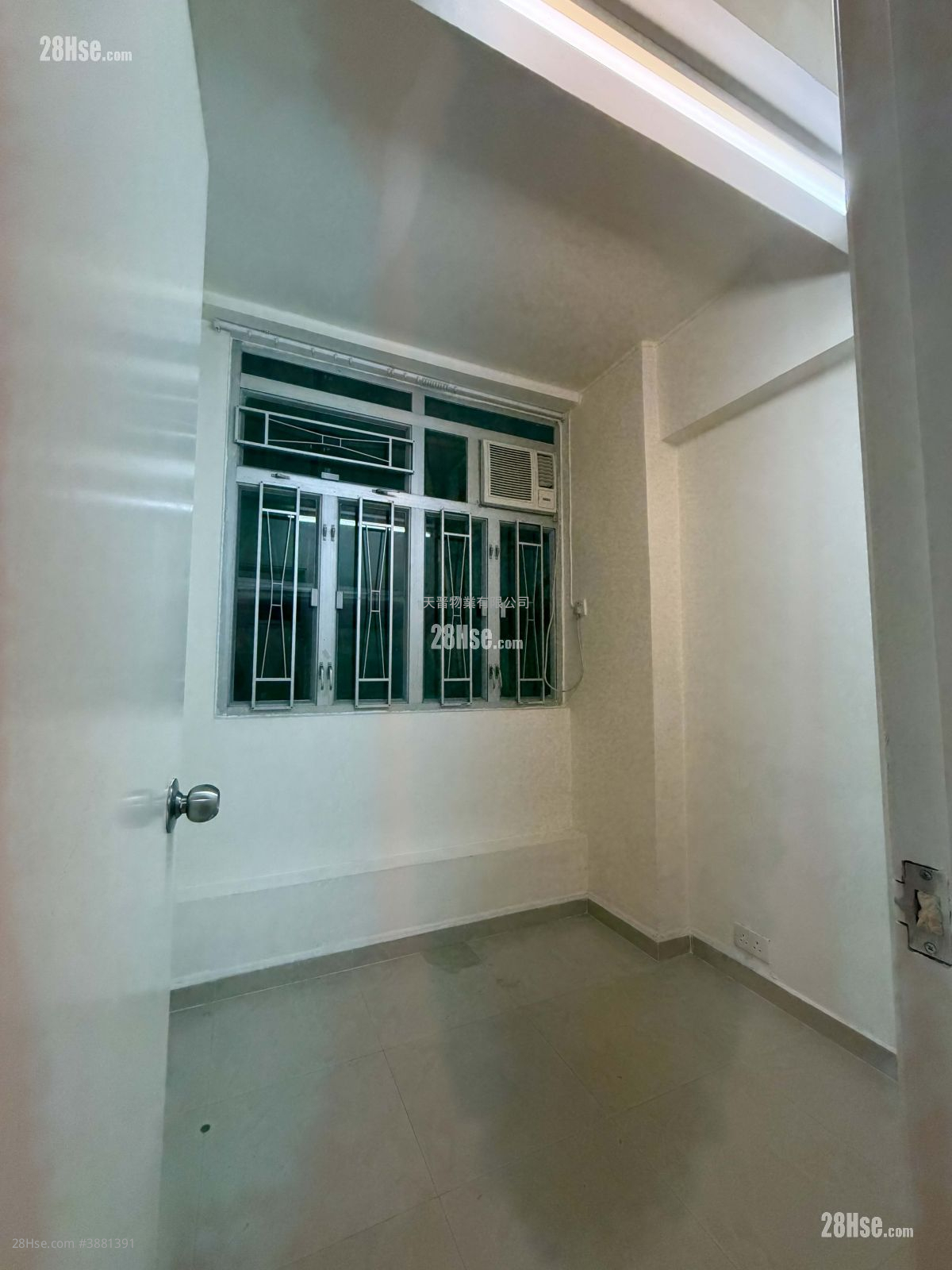 United Building Sell 2 Bedrooms , 1 Bathroom 278 ft² ( 25.8 m² )