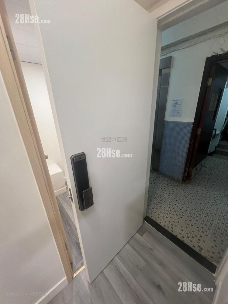 Hennessy Road Court Rental 2 Bedrooms , 1 Bathroom 369 ft² ( 34.3 m² )