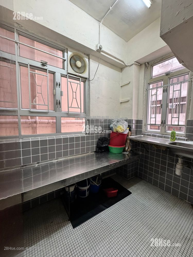 Hennessy Road Court Sell 2 Bedrooms , 1 Bathroom 366 ft² ( 34.0 m² )