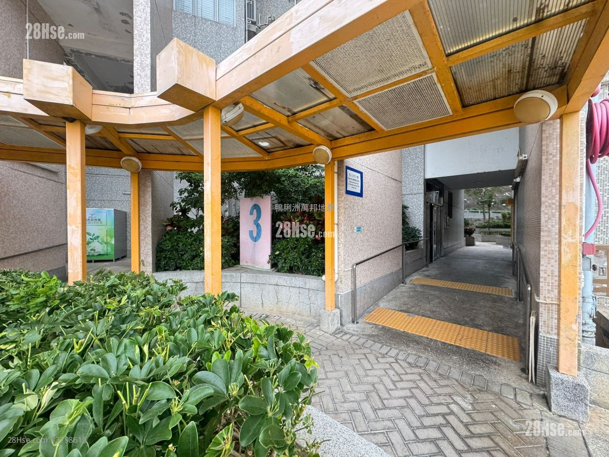 Broadview Court Sell 3 Bedrooms , 1 Bathroom 591 ft² ( 54.9 m² )