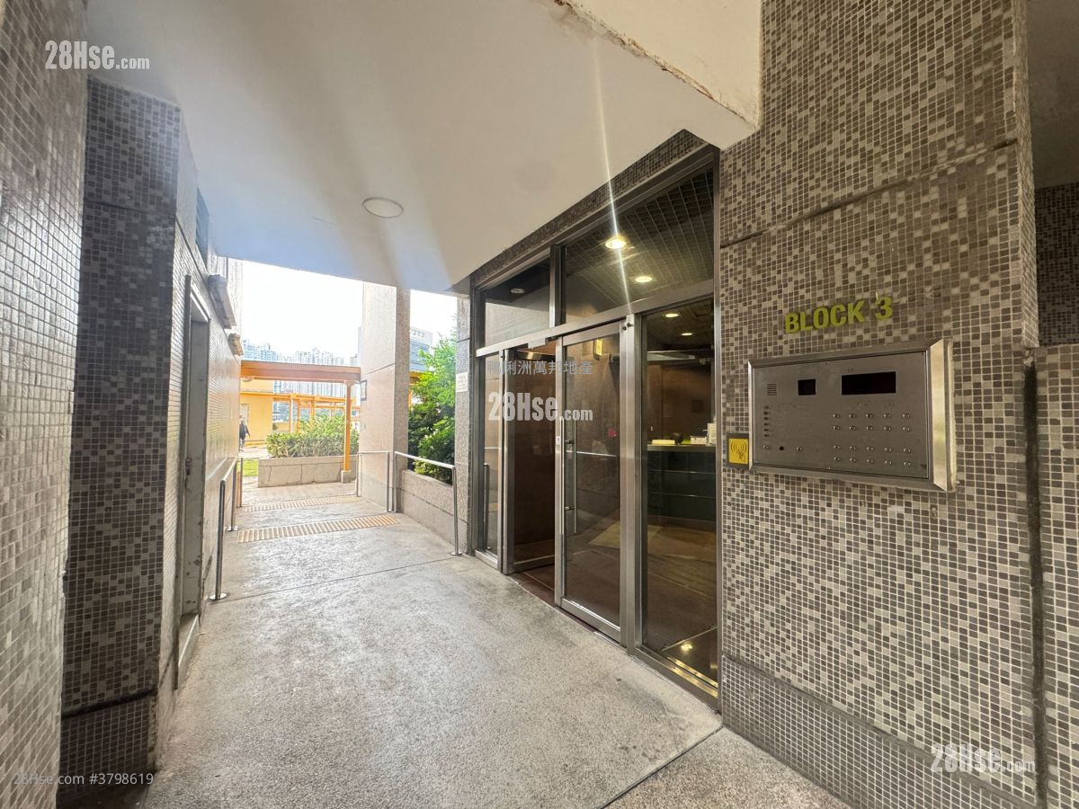 Broadview Court Sell 3 Bedrooms , 1 Bathroom 591 ft² ( 54.9 m² )