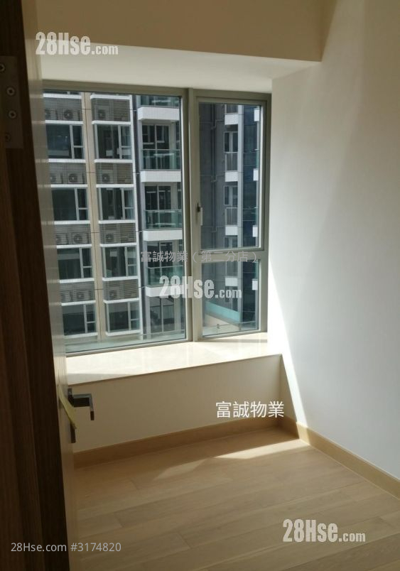 Peninsula East Rental 4 Bedrooms , 3 Bathrooms 999 ft² ( 92.8 m² )