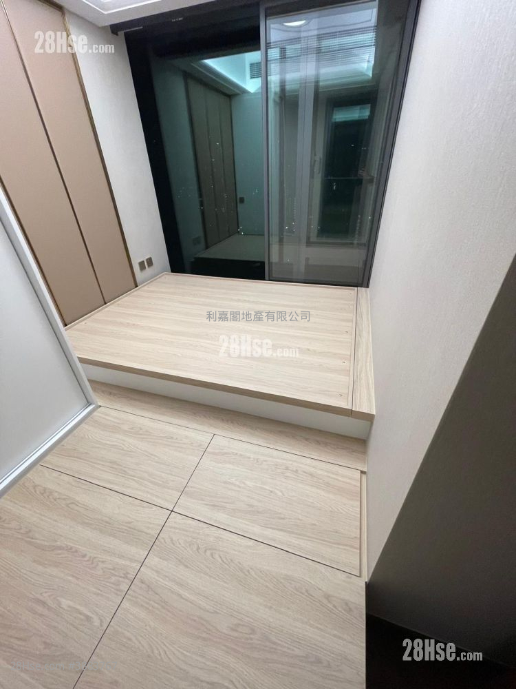 The Vertex Sell 3 Bedrooms , 2 Bathrooms 639 ft² ( 59.4 m² )