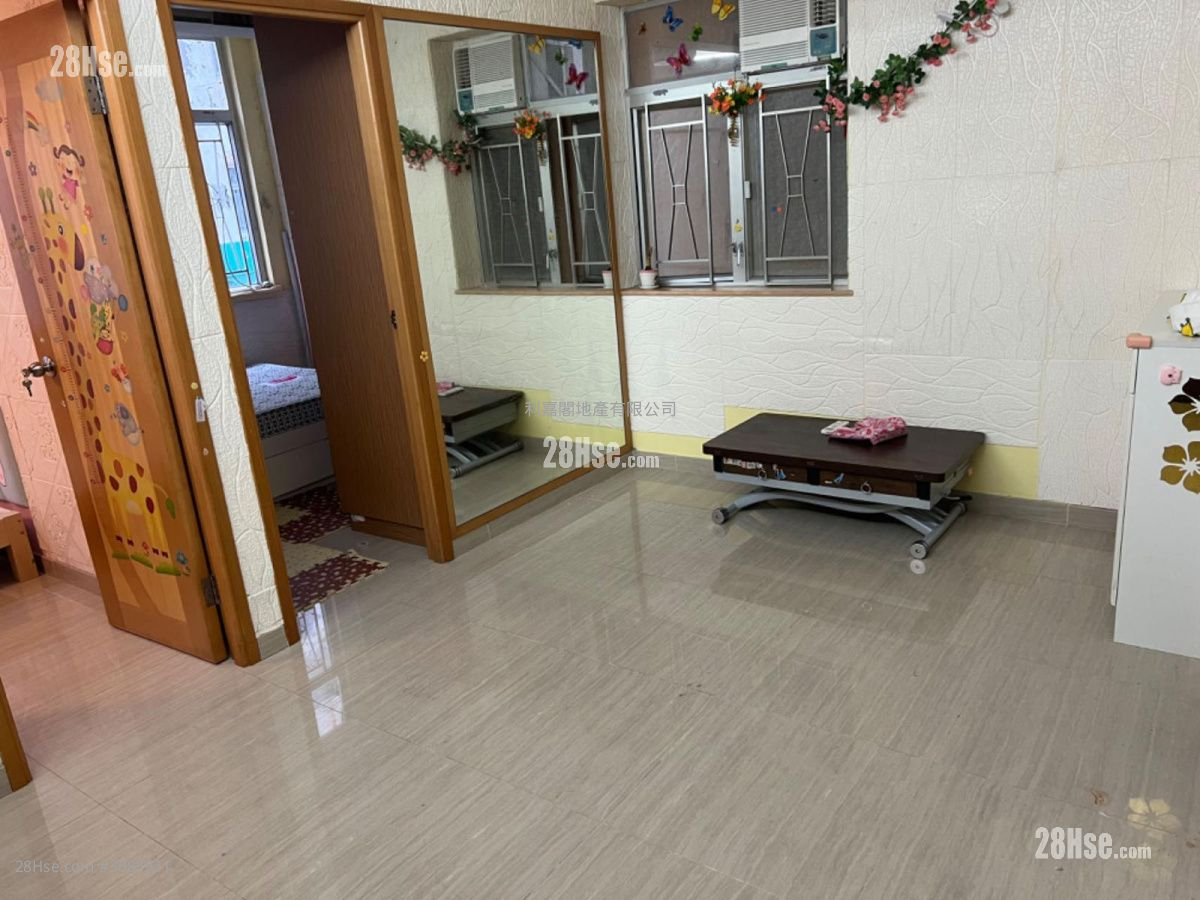 Chung Hing Building Sell 2 Bedrooms , 1 Bathroom 352 ft² ( 32.7 m² )
