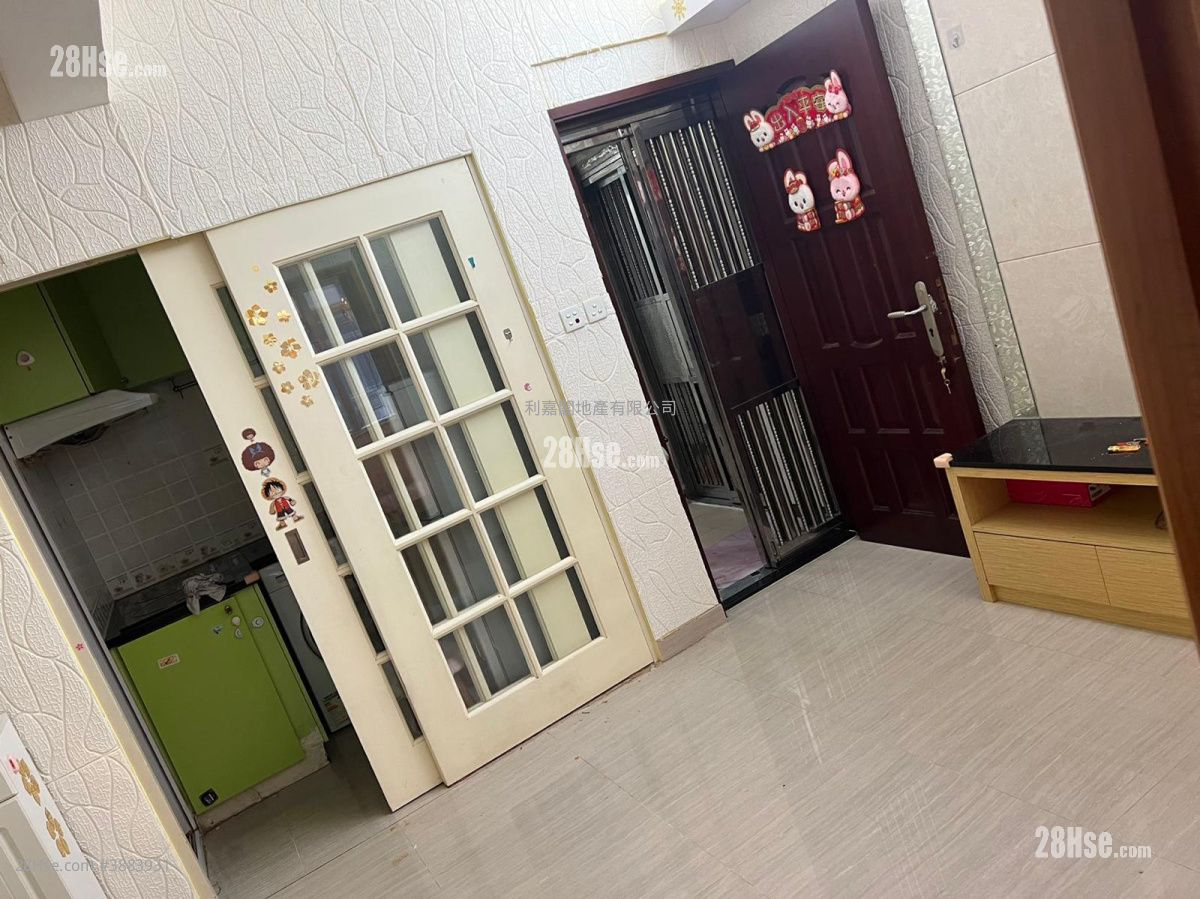Chung Hing Building Sell 2 Bedrooms , 1 Bathroom 352 ft² ( 32.7 m² )
