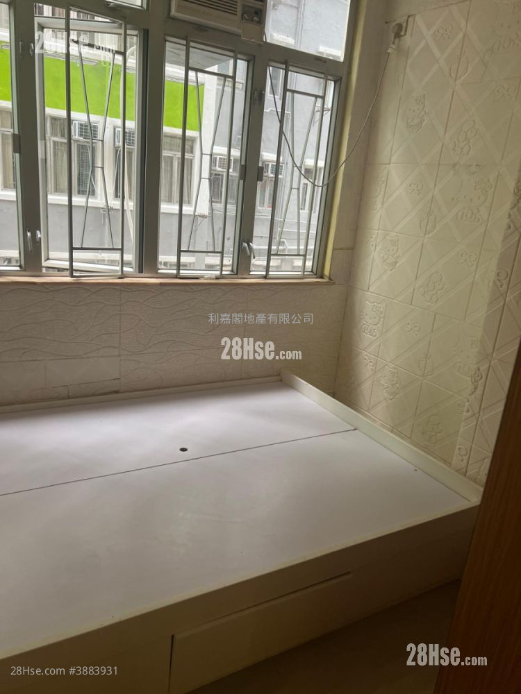 Chung Hing Building Sell 2 Bedrooms , 1 Bathroom 352 ft² ( 32.7 m² )